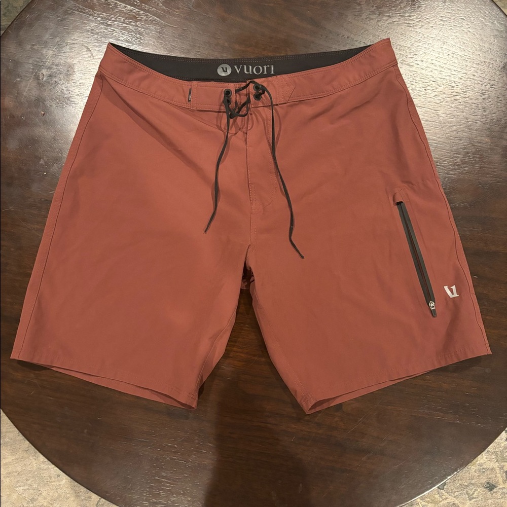 Men’s red/ burnt orange vuori shorts